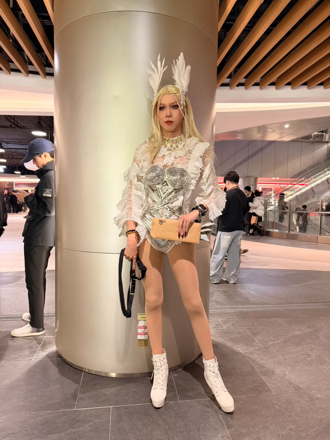 蔡依林粉丝小蓝特别从马来西亚搭机来台朝圣，光是身上的穿搭，就花了２小时才穿好。林丞伟摄