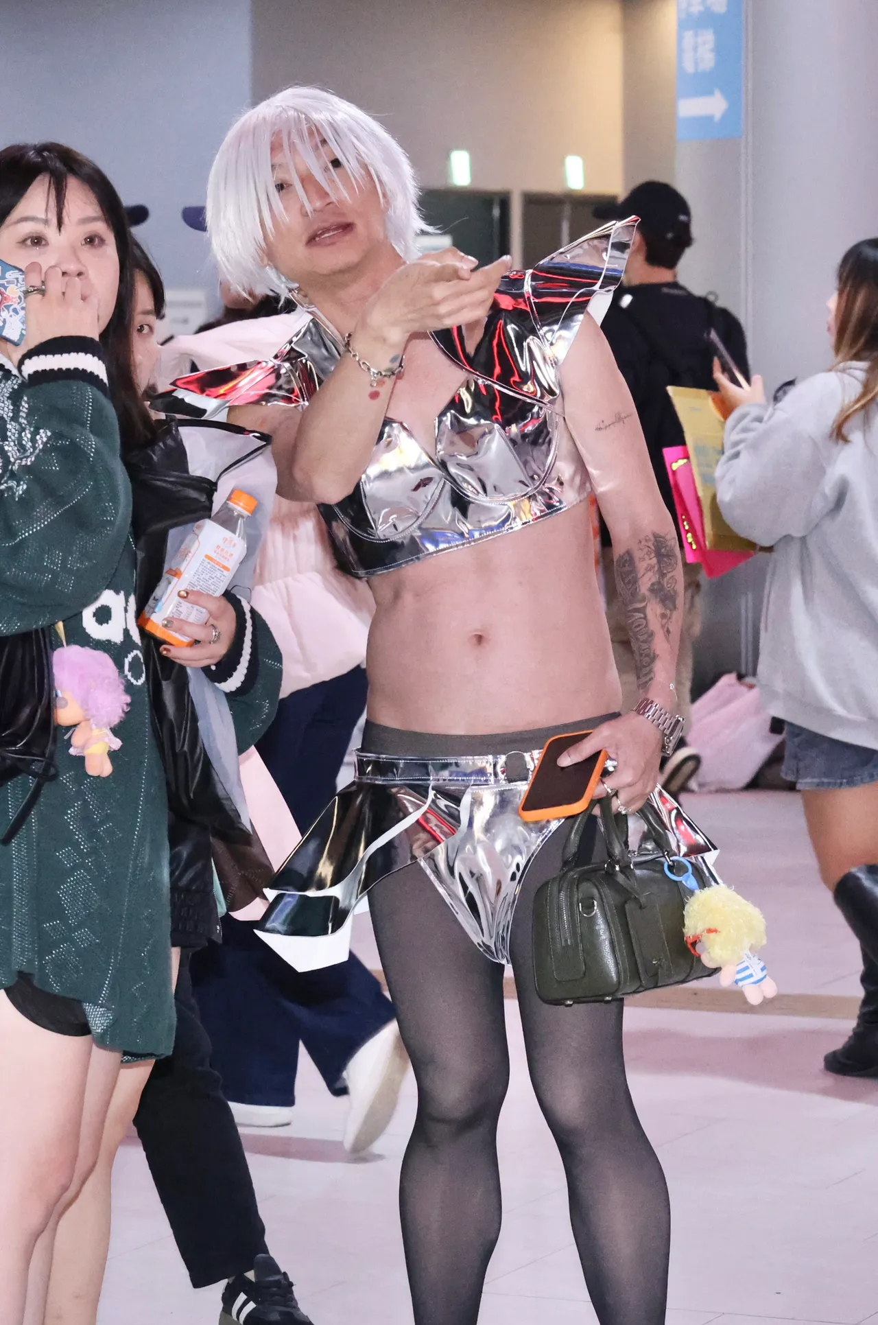 粉丝欣赏演唱会盛装打扮。庄宗达摄