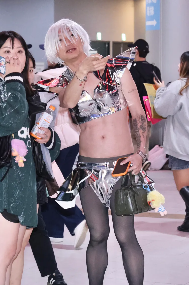 粉絲欣賞演唱會盛裝打扮。莊宗達攝