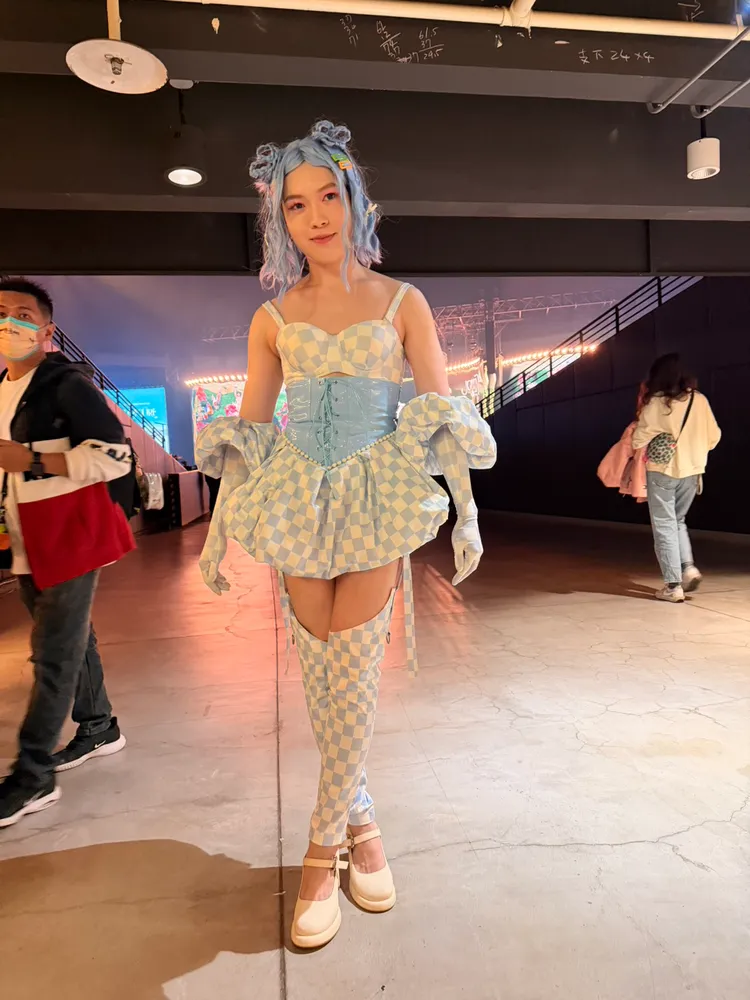 蔡依林的粉絲富富來自新北市，特別打扮成天后上一套巡演的戰袍。林丞偉