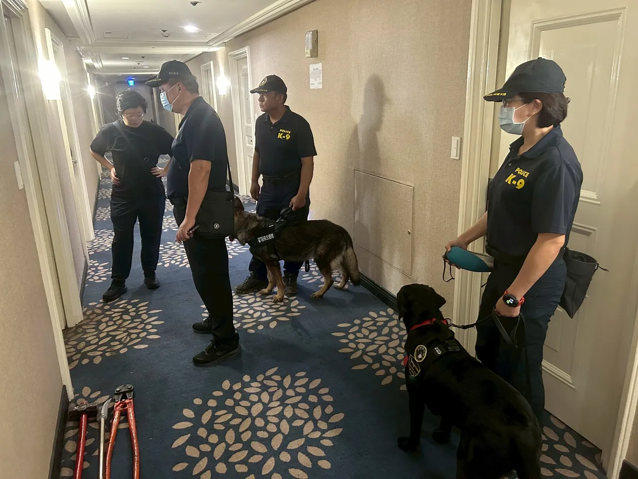 经保三警连日埋伏搜证，最终顺利逮捕4嫌到案。翻摄照片