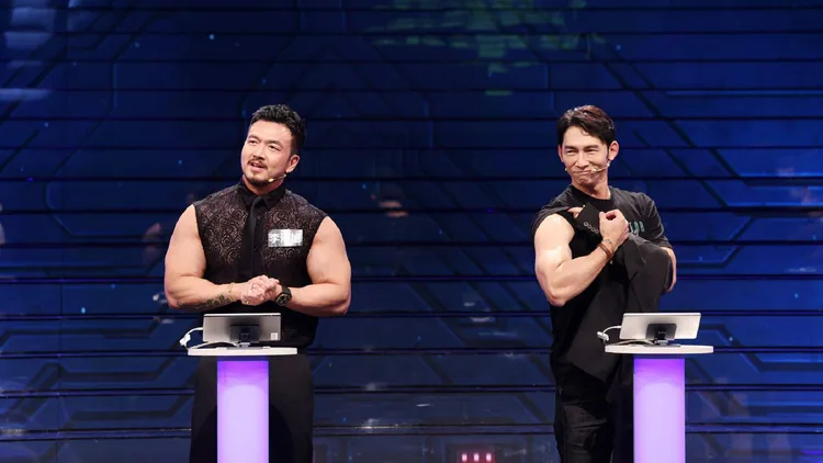 李沛旭（左）、温升豪现场较量健身成果。公视提供