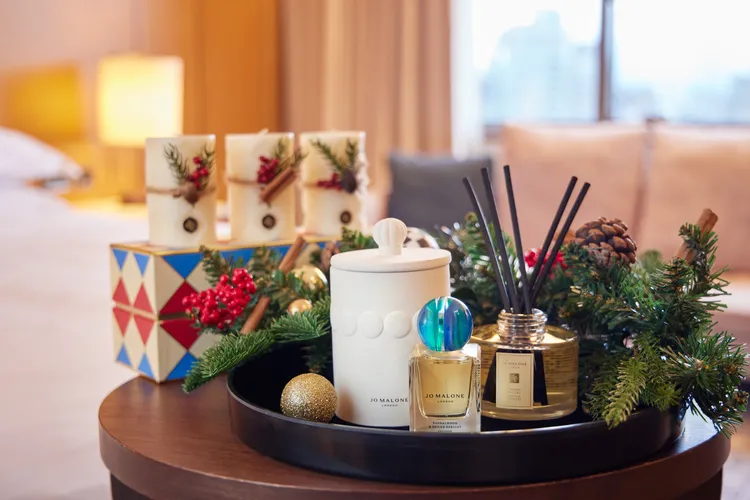 即日起至12/28入住行政首席客房房型，享客房內特別佈置之Jo Malone London限定系列節慶香氛體驗組，以香氣陪伴美好旅程。業者提供