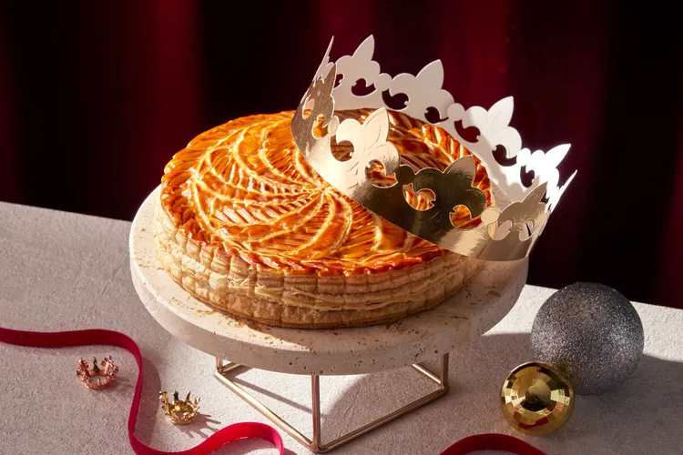 台北喜來登大飯店聖誕限定糕點「經典國王派」，金黃酥脆的千層派皮包裹濃郁杏仁奶油內餡，香氣醇厚。藏於其中的幸運瓷偶，讓聖誕更添歡樂儀式感。業者提供