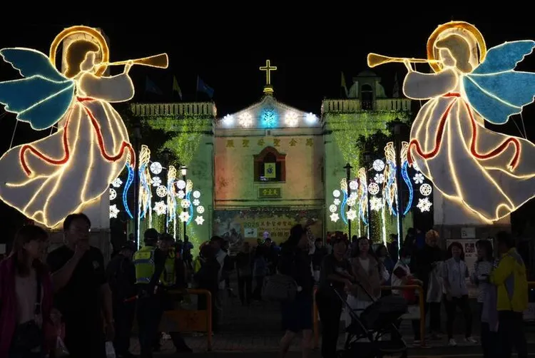 屏東縣萬巒鄉天主教重要地標萬金聖母聖殿13日晚間點燈，聖殿廣場湧入上百名教徒共襄盛舉，佳節氛圍濃厚。中央社