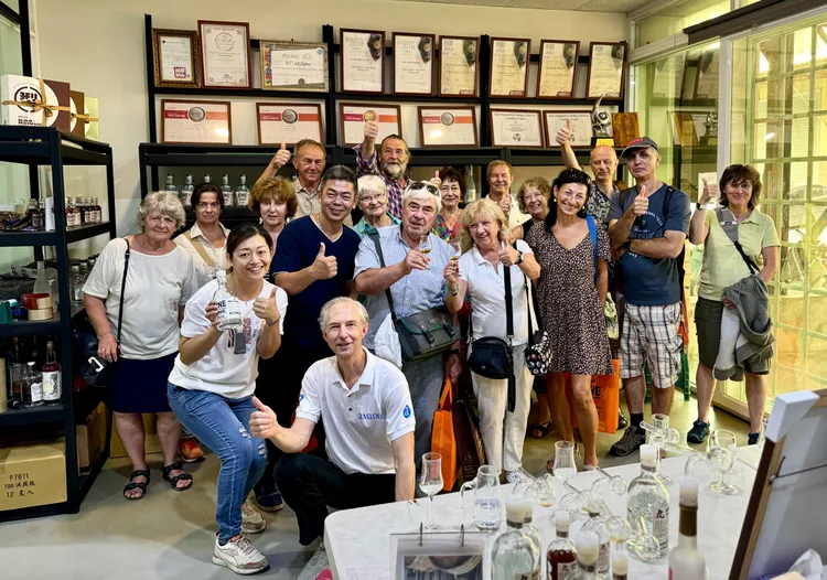 鴻興製酒於2025年以台灣產蘭姆酒贏得國際獎項特金牌、金牌及銀牌等成績斐然，吸引國際旅客指定參訪，圖為11月初到訪的匈牙利旅行團。業者提供