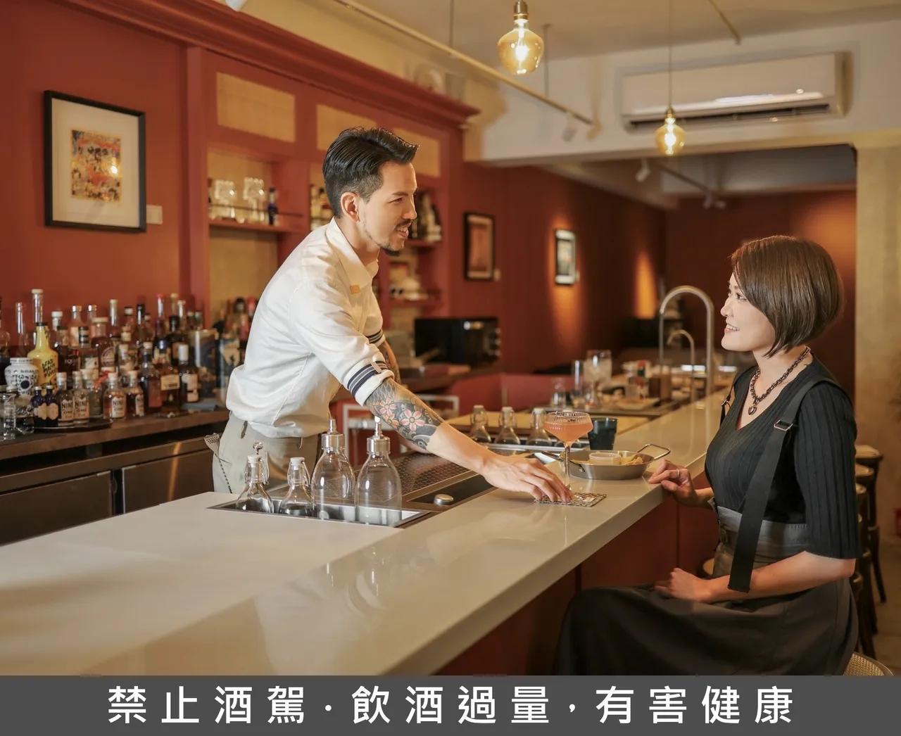 酒吧備有各種蘭姆酒可純飲、調酒之外，還有台灣本地釀造的果酒，選項豐富。業者提供