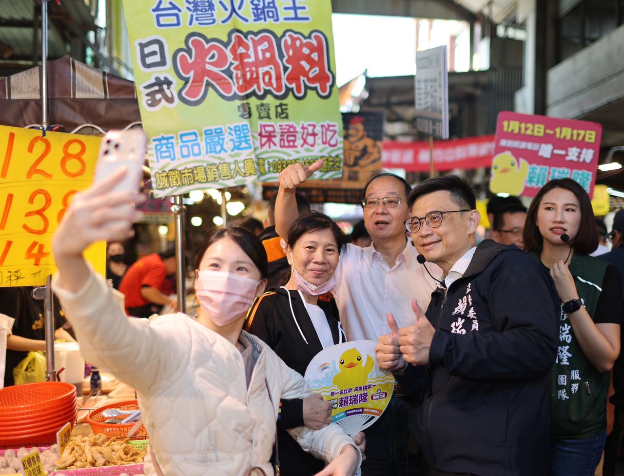 力甩兒涉霸凌風波!賴瑞隆今再掃市場拚初選