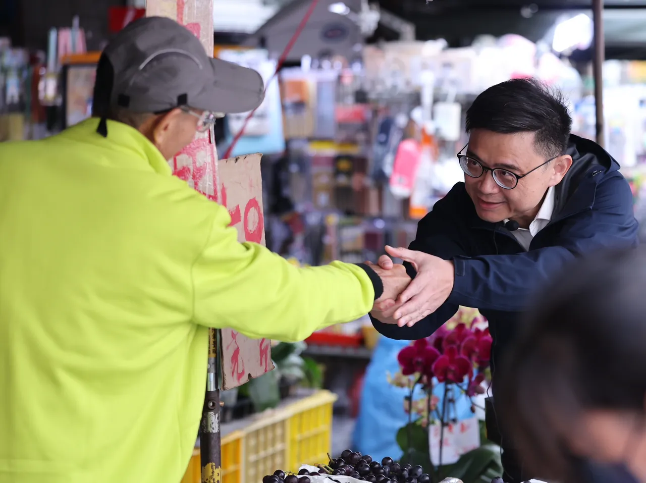 赖瑞隆持续走进市场，以最直接的方式与市民面对面互动。赖瑞隆办公室提供