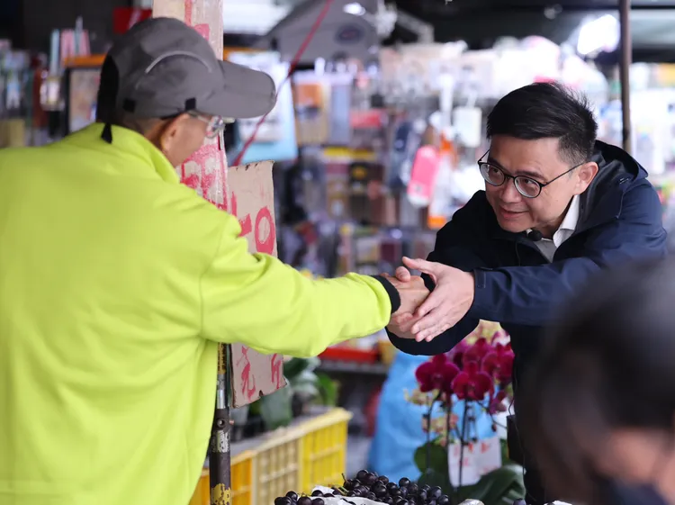 賴瑞隆持續走進市場，以最直接的方式與市民面對面互動。賴瑞隆辦公室提供