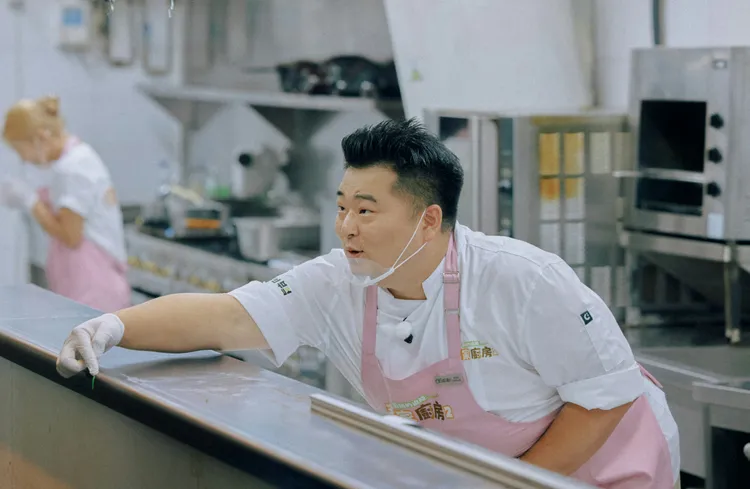 李元日廚房面臨新壓力挑戰。客家電視台提供