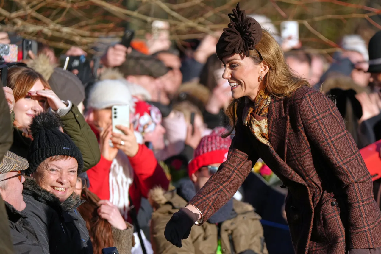 凯特王妃向一旁等候的民众致意。路透