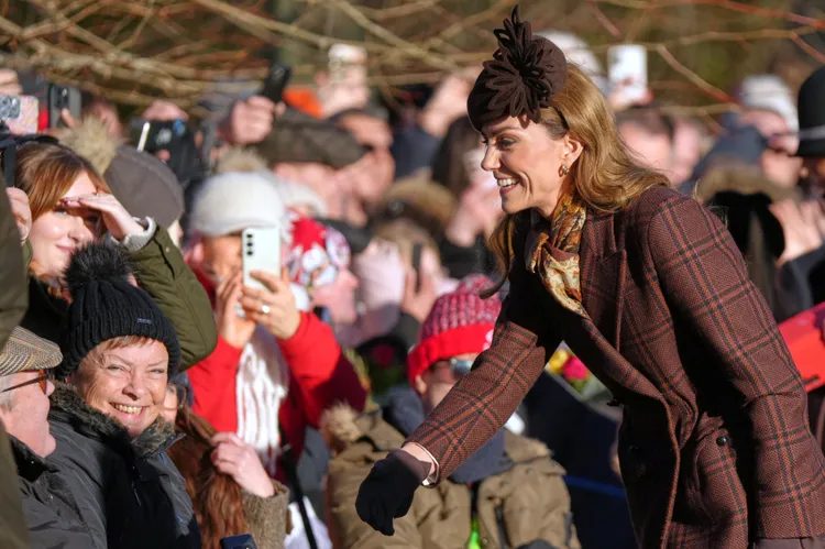 凱特王妃向一旁等候的民眾致意。路透