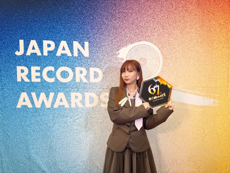 YOASOBI主唱ikura以幾田莉拉名義，推出個人單曲《戀風》獲獎。翻攝官方X