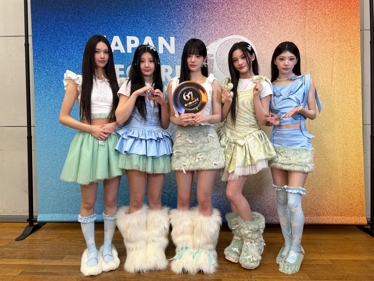 韩国女团ILLIT以《Almond Chocolate》获优秀作品奖。翻摄官方X