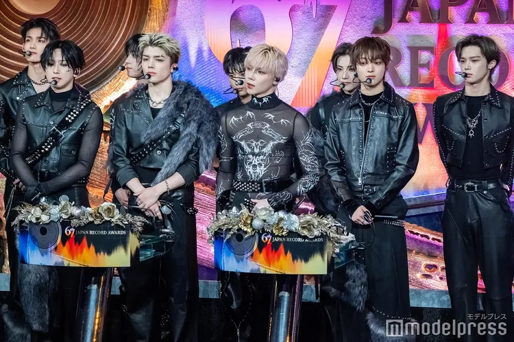 &TEAM昨上台領獎，副隊長FUMA（前排左起）、MAKI、台灣成員NICHOLAS（王奕翔）、隊長EJ分別以日、英、中、韓文致謝。翻攝modelpress