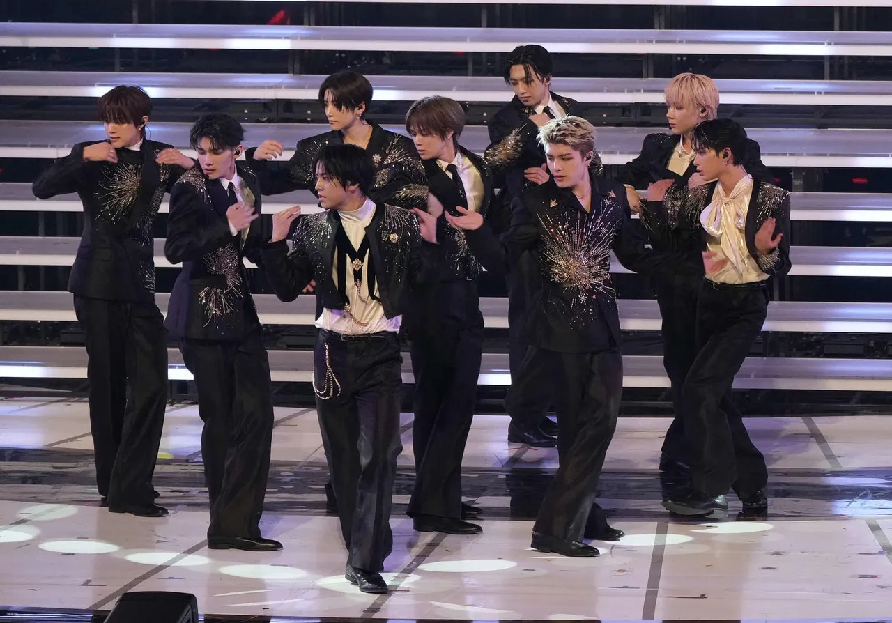 &TEAM带来代表夯曲《FIREWORK》。翻摄日刊体育