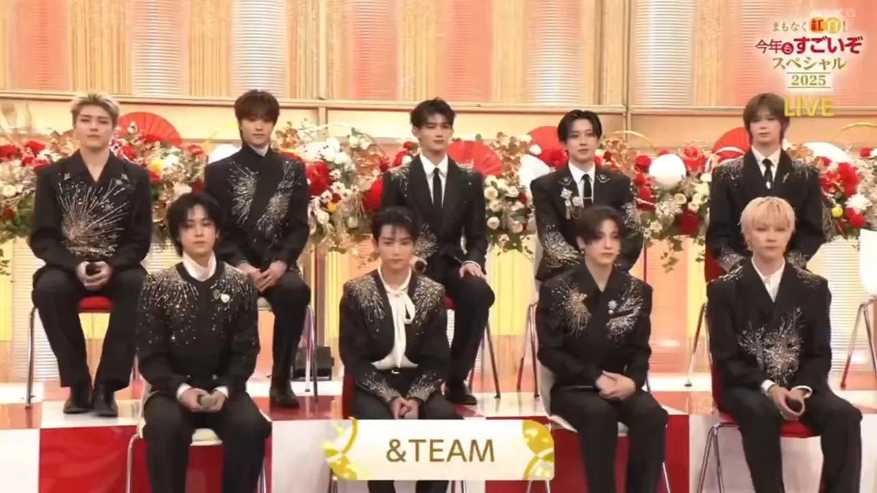 NICHOLAS（王奕翔，前排右）介绍以「闪亮亮的石头」介绍黑色西装上的烟火配件，被主持人山里亮太夸可爱。翻摄X