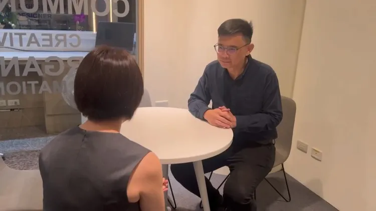 赖瑞隆7日傍晚5点与女童妈妈见面，当面表示歉意，双方取得谅解。翻摄画面