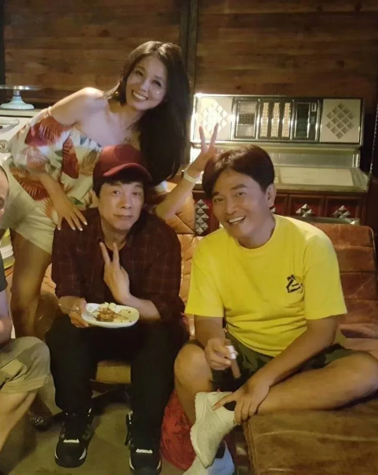 呂文婉（左）今回憶多年前，吳宗憲（右）說曹西平心情不好，所以大家邀他出來吃飯聊天。翻攝呂文婉臉書