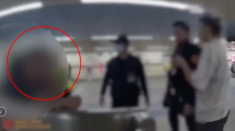 陳男因工作壓力加上喝酒，在捷運站內情緒失控而大吼大叫。翻攝畫面