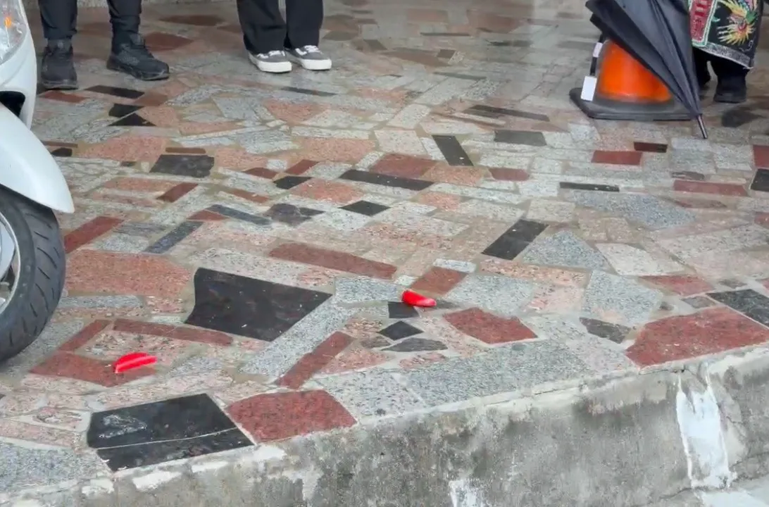 現場一連10次都「搏嘸筊」，道士助念加上妹妹承諾照顧好爸媽，果然順利完成儀式。讀者提供