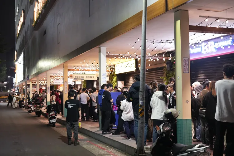 張文一路從街道砍進誠品百貨，員工與顧客疏散至外頭。彭欣偉攝