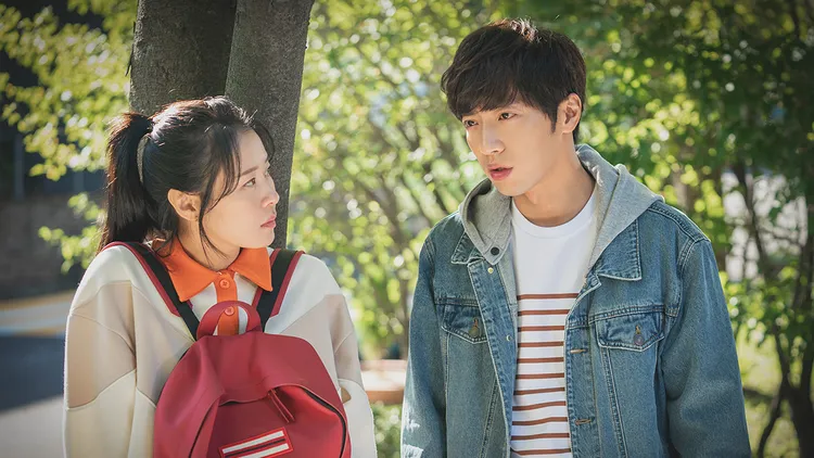 李相燁（右）與崔江姬在劇中大談師生戀。中天娛樂台提供