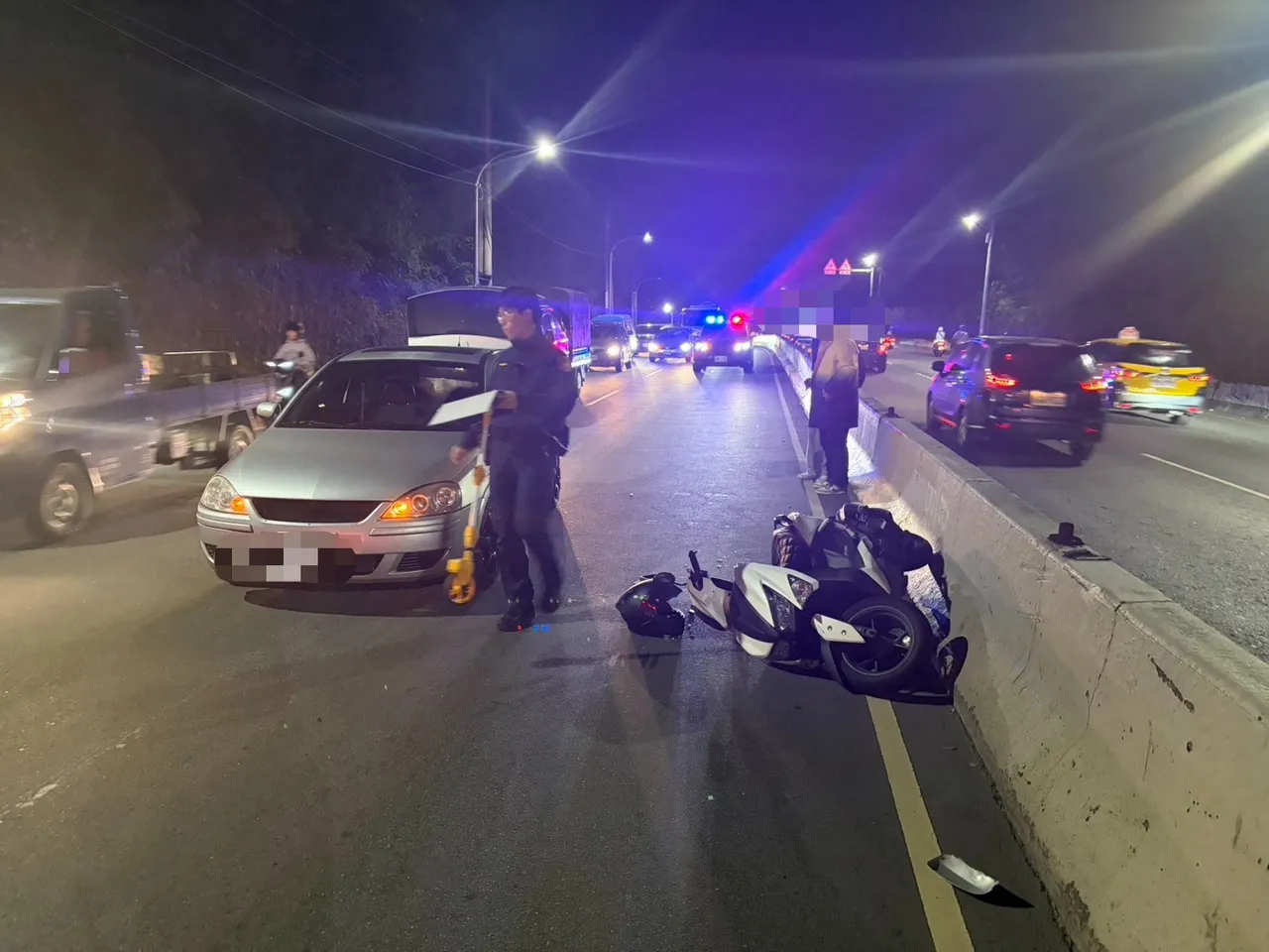 骑士遭撞飞。翻摄画面