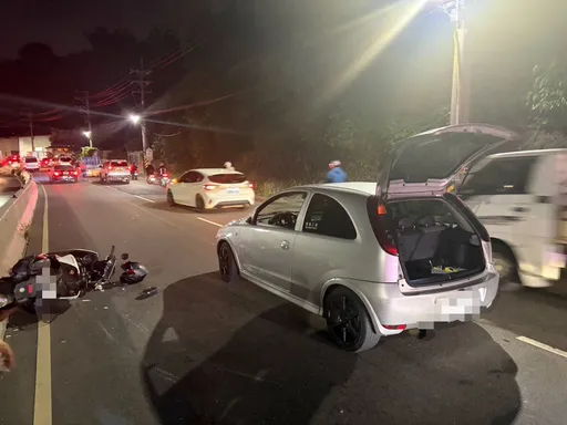 五股小客車「鬼切」車道撞飛騎士　離譜畫面曝光！網抓他「沒打方向燈」