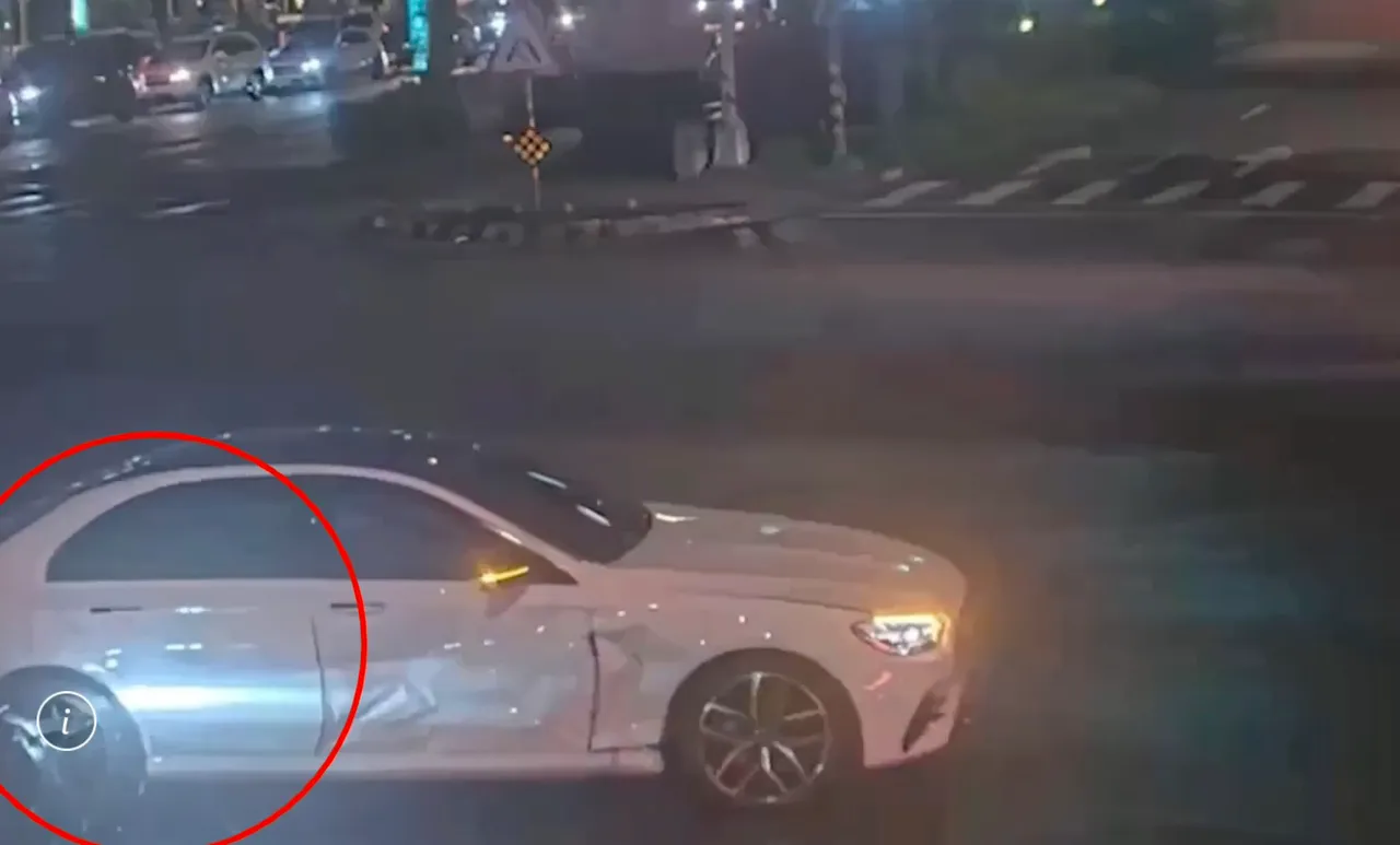 路口第二起事故，黄男左转未礼让直行车先行，与对向林姓男子驾驶的自小客车前车头发生碰撞。翻摄画面