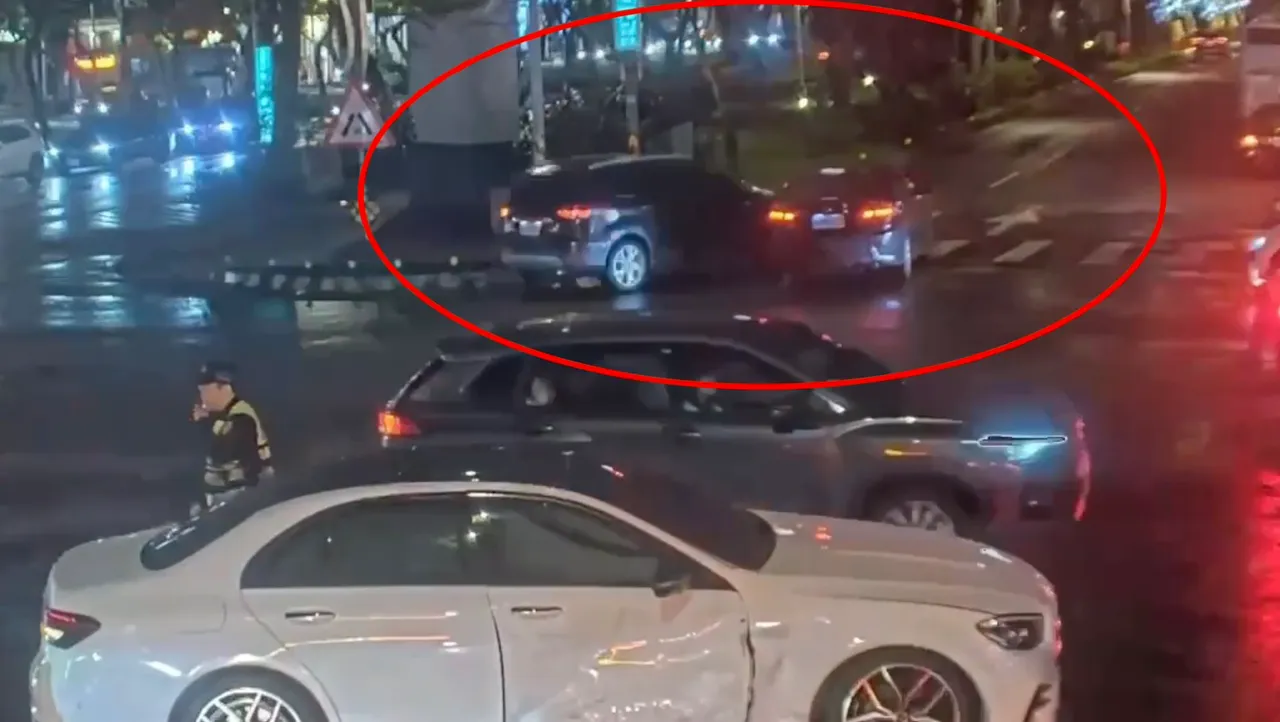 路口第三起事故，林女(左一)开车并入慢车道时未礼让直行车先行，与陈女(右一)发生擦撞。翻摄画面