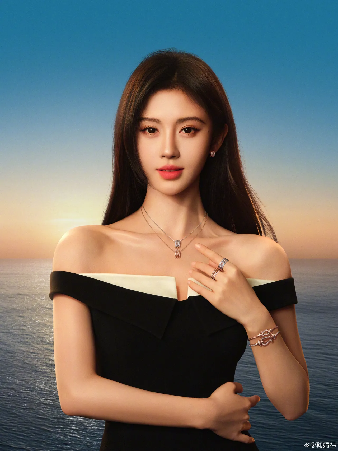 鞠婧祎闹出合约纠纷后，仍持续接代言和拍戏。翻摄鞠婧祎微博