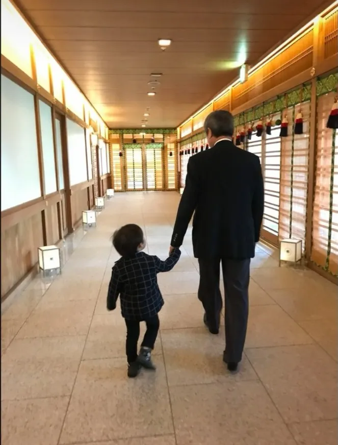 麻衣爸爸牵著孙子，画面虽然温馨，却令她感伤。翻摄麻衣IG