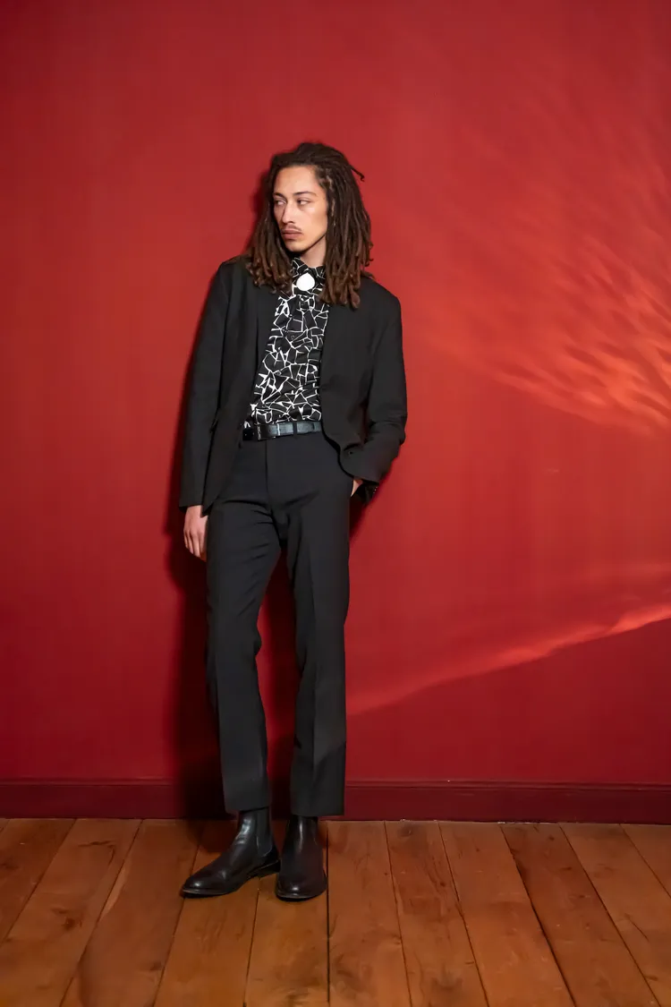 男裝以隨性不羈的搖滾態度，銜接起日間職場與夜間派對的場合轉換。品牌提供