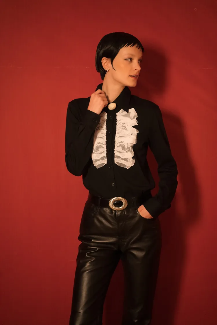 女裝設計上揉合波光粼粼的閃耀光澤與精緻蕾絲工藝，打造出耀眼風格。品牌提供