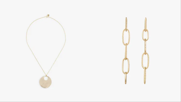 agnès b.黃銅復古項鍊（左）8280元、Anchor Knot Twist垂墜耳環（右）3580元。品牌提供