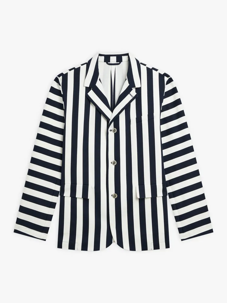 agnès b.條紋外套，2萬3580元。品牌提供