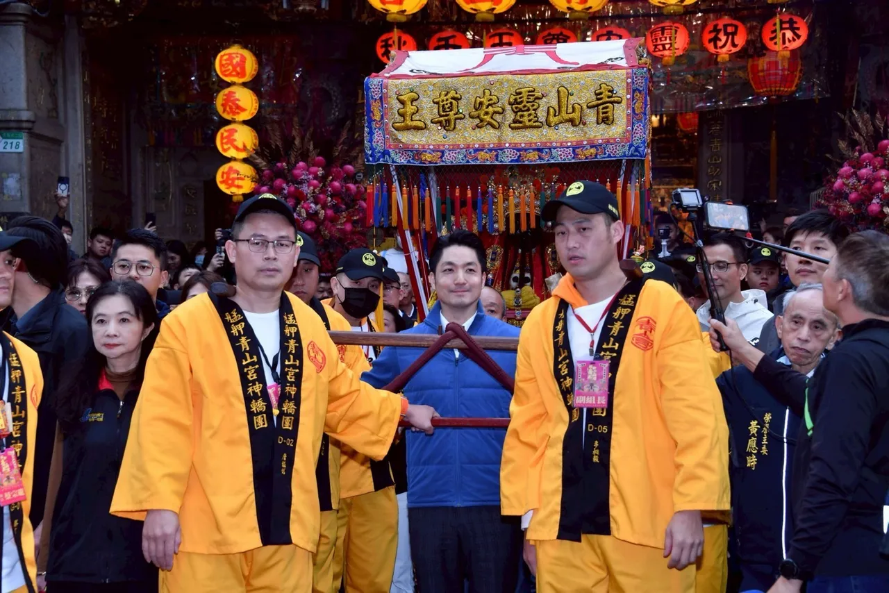 蔣萬安出席青山宮暗訪第一日起轎儀式，共同恭迎青山王。北市府提供