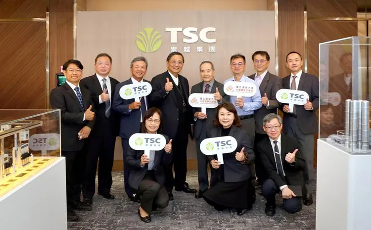 崇越科技捐贈三座半導體模型予清華半導體學院，協助教學展示與研究推廣。呂承哲攝