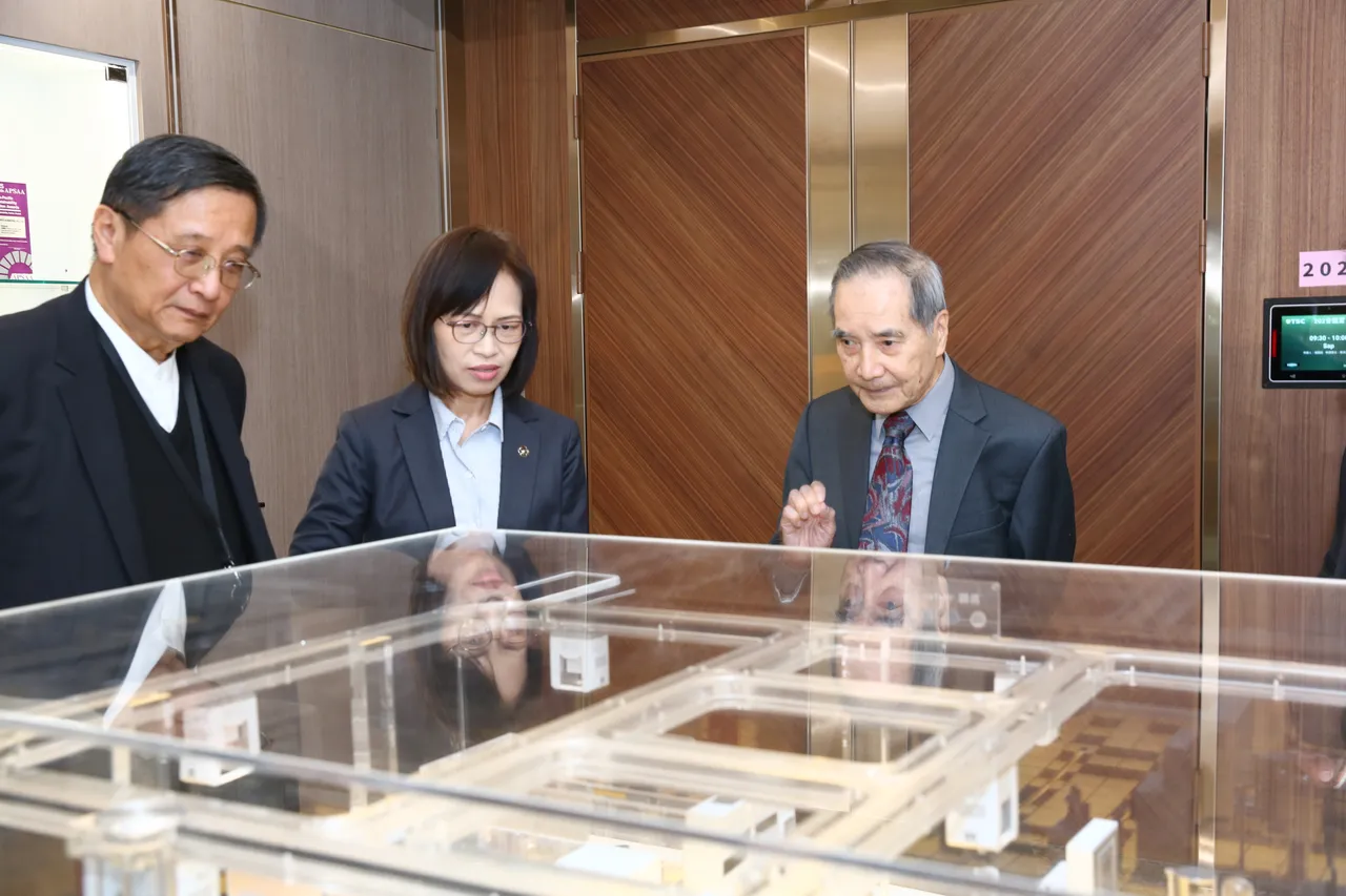 清华半导体学院林院长参观崇越科技半导体模型。崇越提供