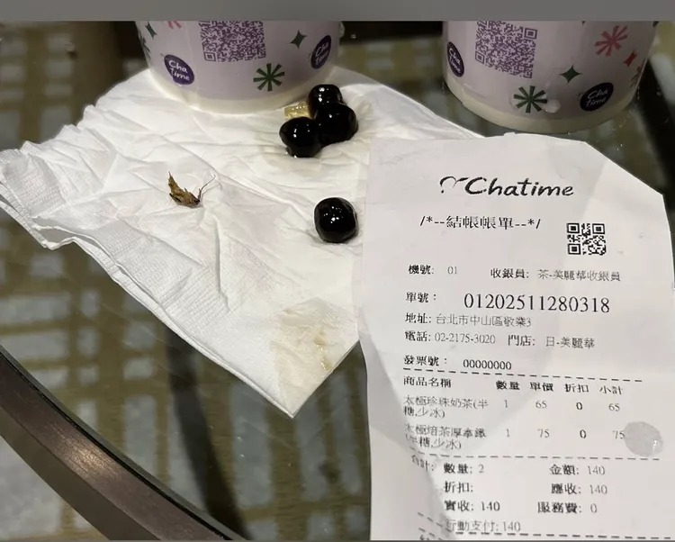 民眾在日出茶太美麗華店喝到飲料內有蟑螂。圖片取自Google評論/ugo