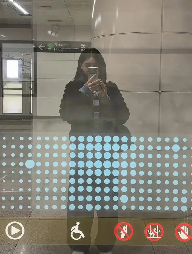 黃廉盈搭韓國地鐵。翻攝黃廉盈臉書