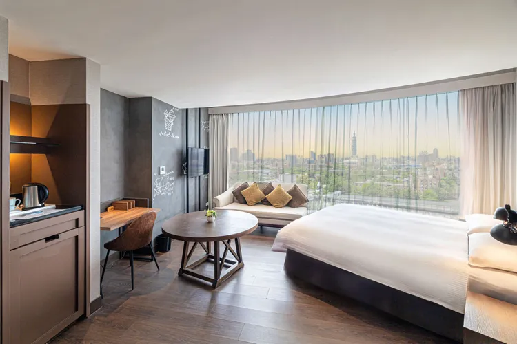 捷絲旅臺大尊賢館位於捷運公館站，客房以學院風格設計，適合喜愛靜謐質感的旅客。美食商圈近在咫尺，為兼具食宿與便捷交通的城市旅宿。捷絲旅提供