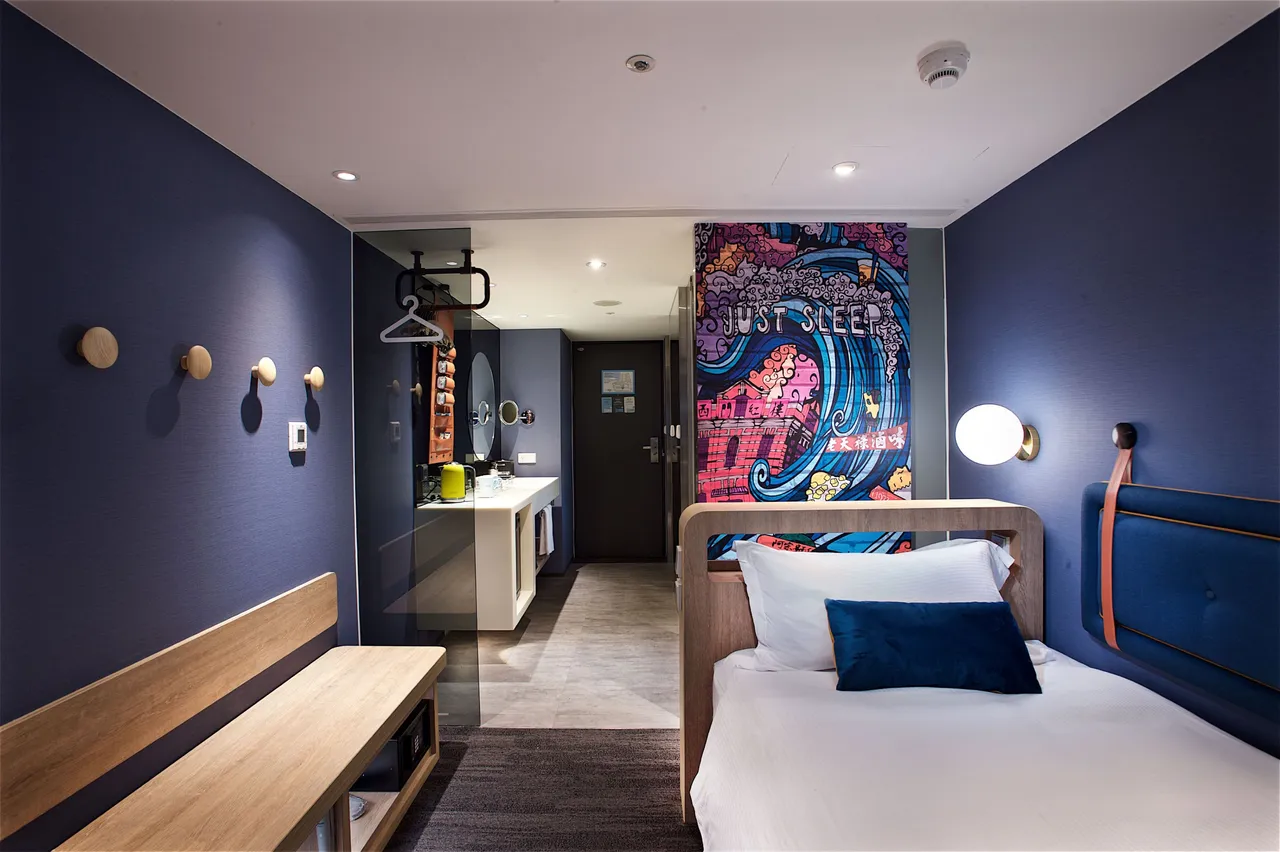 入住捷丝旅台北西门馆，畅游西门町尽情购物尝小吃，寻访红楼与电影街等经典景点；圣诞或跨年夜晚，搭上捷运轻松直达新北耶诞城与台北最HIGH新年城。捷丝旅提供