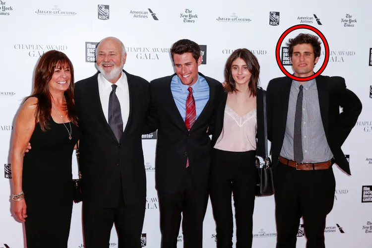 名导罗伯莱纳夫妻（左一、左二）不幸在家中遇害，次子尼克（红圈者）被指是凶手。路透