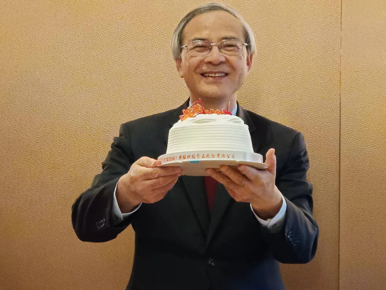 阮清华工作之余喜欢烹饪，日前财政部记者们帮阮清华庆生，他还特别分享拿手菜烤牛肉的料理方法。许丽珍摄