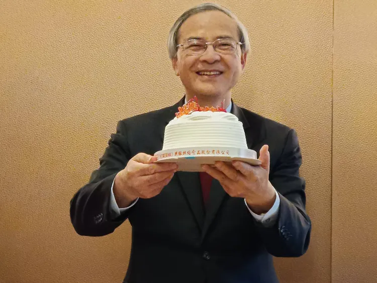 阮清華工作之餘喜歡烹飪，日前財政部記者們幫阮清華慶生，他還特別分享拿手菜烤牛肉的料理方法。許麗珍攝