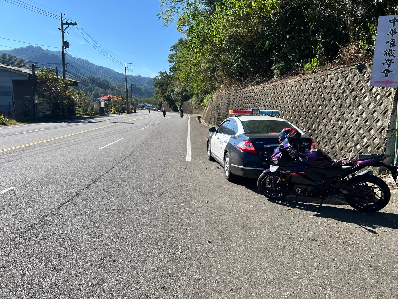 1个小时后同一段又有一辆从农路出来的大型重机，遭倒车不慎的警车撞上。民众提供