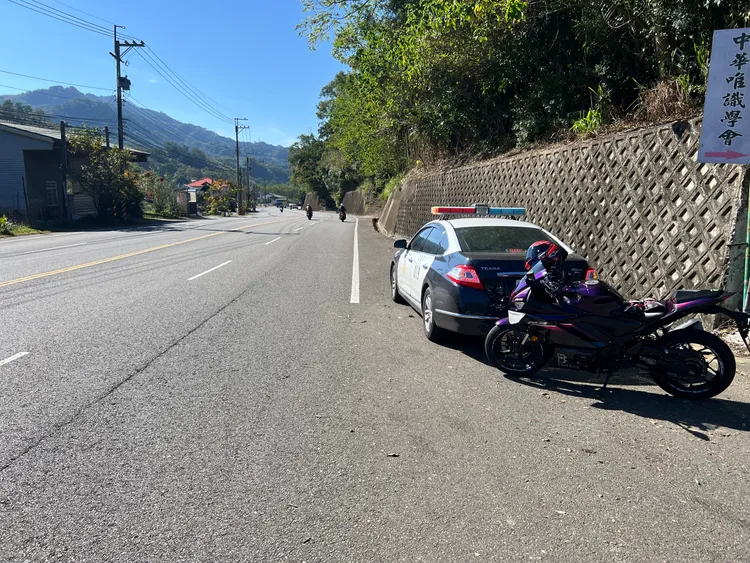 1個小時後同一段又有一輛從農路出來的大型重機，遭倒車不慎的警車撞上。民眾提供